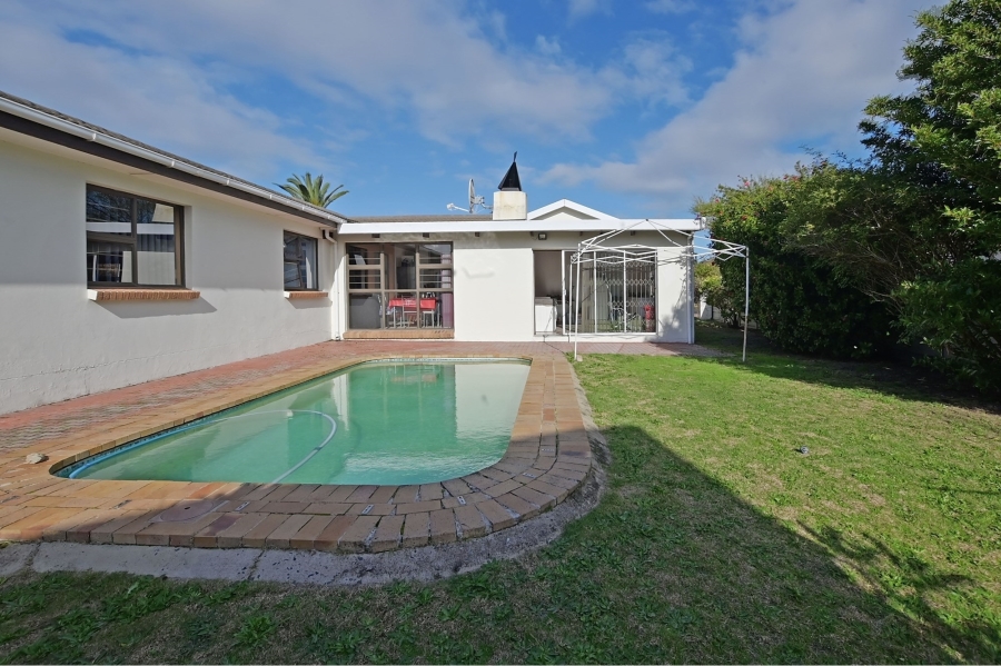 4 Bedroom Property for Sale in Welgelegen 3 Western Cape